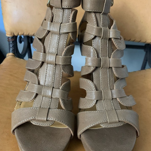 Brigadair NINE WEST Sandals w/ HEELS Size 9 Taupe Color Great Conditions - Picture 5 of 5